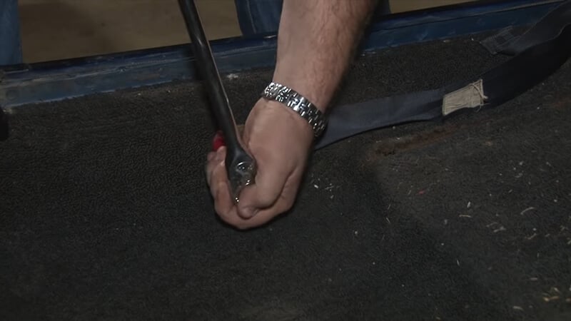 Removing the lower bolt of a seat belt