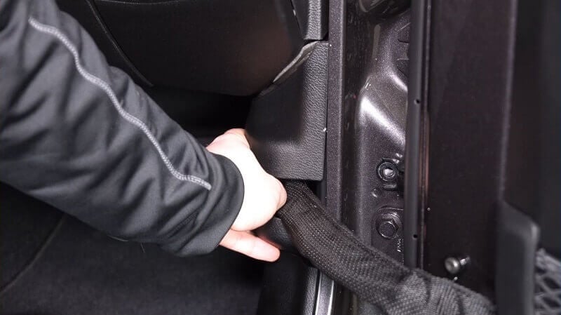 Disconnecting JL Wrangler Limiting Strap