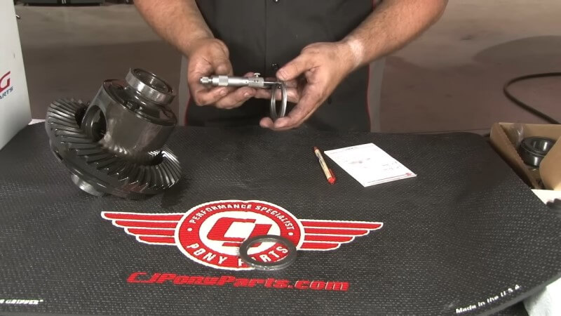 Measuring the Carrier Shims on a Ford Mustang